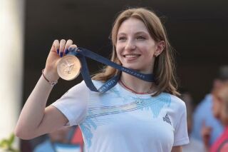 Imagem principal do artigo Ginasta romena recebe medalha após confusão em pódio de Paris